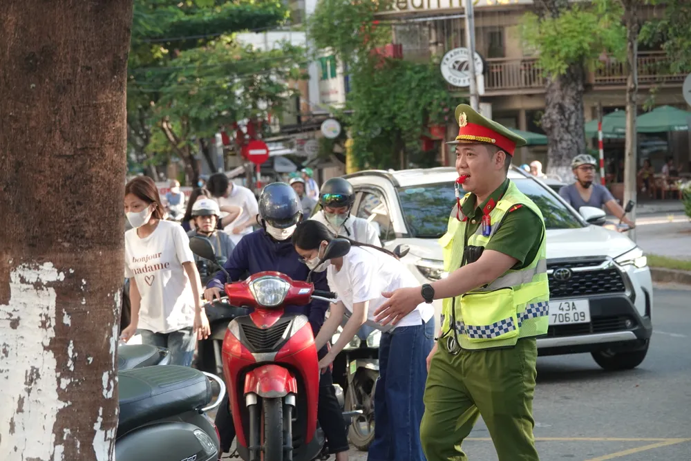 Lực lượng chức năng đảm bảo an ninh trật tự tại trước điểm thi. Ảnh: XUÂN QUỲNH DSC01260.JPG