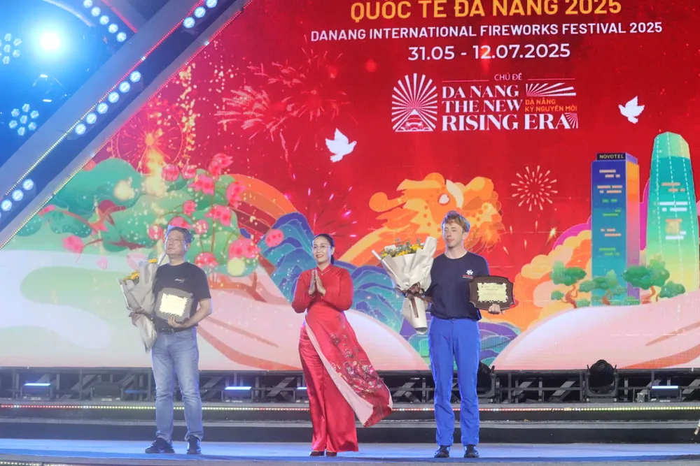 Bà Nguyễn Thị Anh Thi, Phó Chủ tịch UBND TP Đà Nẵng, Trưởng Ban tổ chức Lễ hội pháo hoa quốc tế Đà Nẵng 2025 trao kỷ niệm chương cho đại diện hai đội thi IMG_1182.JPG
