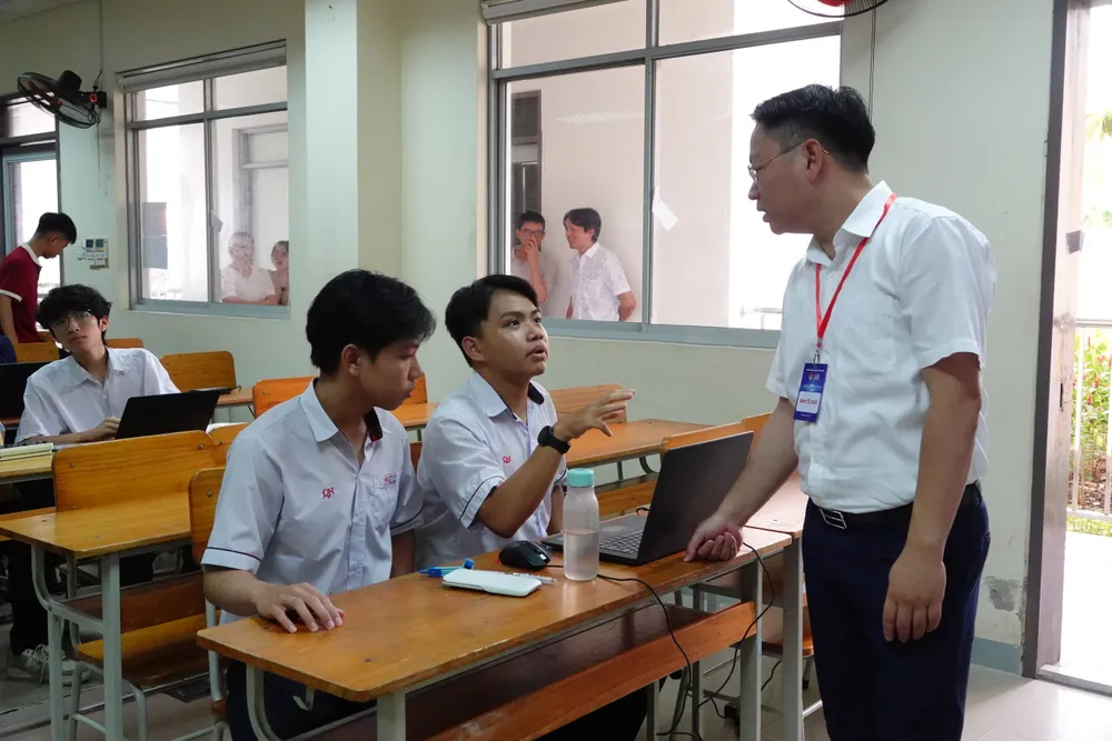 Ông Trần Hữu động viên các em tham gia cuộc thi. Ảnh: XUÂN QUỲNH DSC01596.JPG