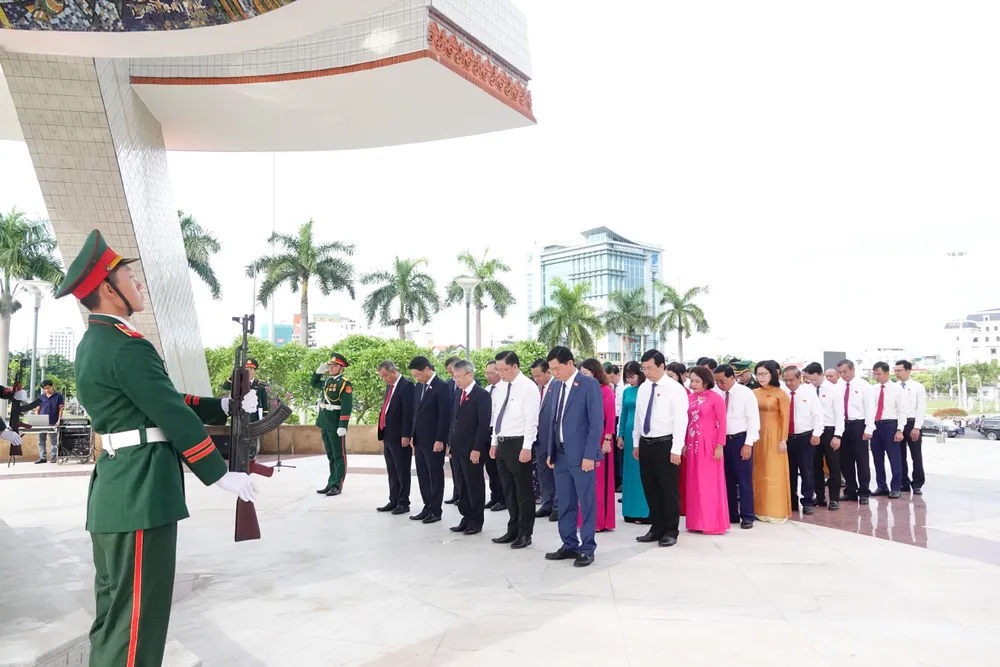 Đoàn lãnh đạo TP Đà Nẵng dành một phút mặc niệm. Ảnh: XUÂN QUỲNH DSC01906.JPG