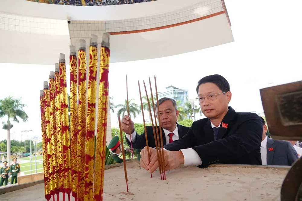 Ông Ngô Xuân Thắng, Phó Bí thư Thành ủy Đà Nẵng dâng hương. Ảnh: XUÂN QUỲNH DSC01911.JPG