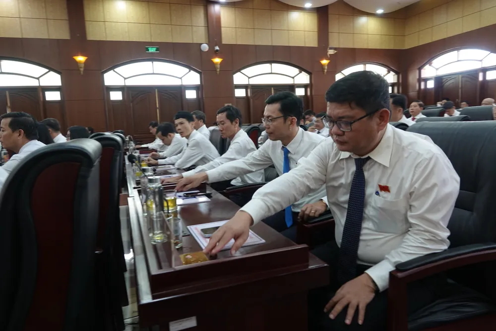 Các đại biểu bấm nút biểu quyết. Ảnh: XUÂN QUỲNH DSC01948.JPG