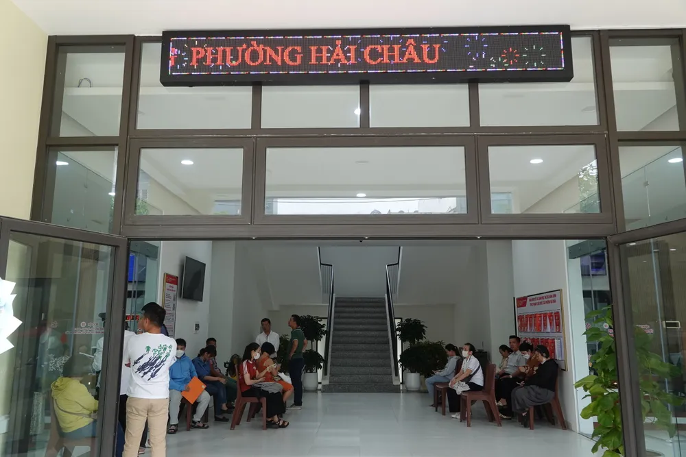 Phường Hải Châu bố trí ghế chờ tại sảnh. Ảnh: XUÂN QUỲNH DSC02000.JPG