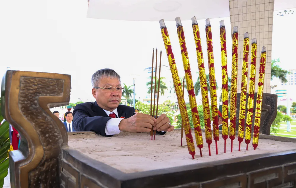 Ông Nguyễn Đức Dũng, Phó Bí thư Thành ủy, Chủ tịch HĐND TP Đà Nẵng dâng hương. Ảnh: XUÂN QUỲNH IMG_5349.jpg