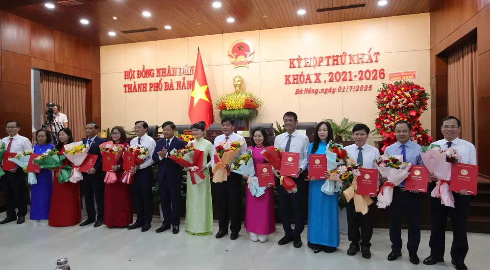 Các tân lãnh đạo cơ quan chuyên môn UBND TP Đà Nẵng nhận hoa chúc mừng. Ảnh: XUÂN QUỲNH z6759516341285_412c6a2f1b3e334f998733e839a18a7d.jpg
