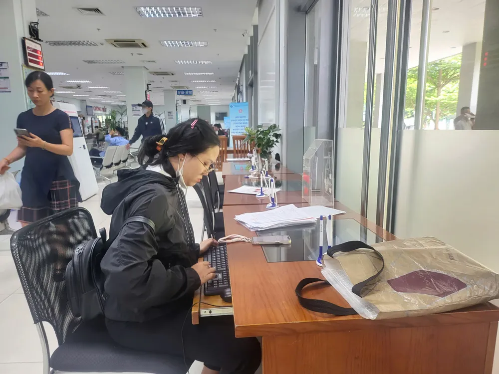 Hồ sơ trực tuyến giúp người dân rút ngắn thời gian chờ đợi. Ảnh: XUÂN QUỲNH z6760659227425_bdbc4411b0aeeb60178e9163395ce022.jpg