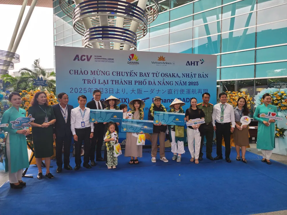 Tặng quà 3 du khách may mắn đầu tiên. Ảnh: XUÂN QUỲNH z6767204176825_1a9e573aa66949a2ba1df5c1f43d92a0.jpg