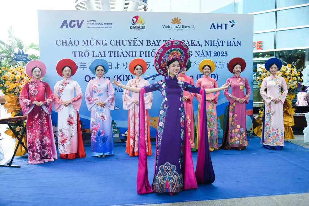 Chương trình nghệ thuật đặc sắc. Ảnh: XUÂN QUỲNH z6767204627760_2316eba04ebeacde871ba730c0c832a2.jpg