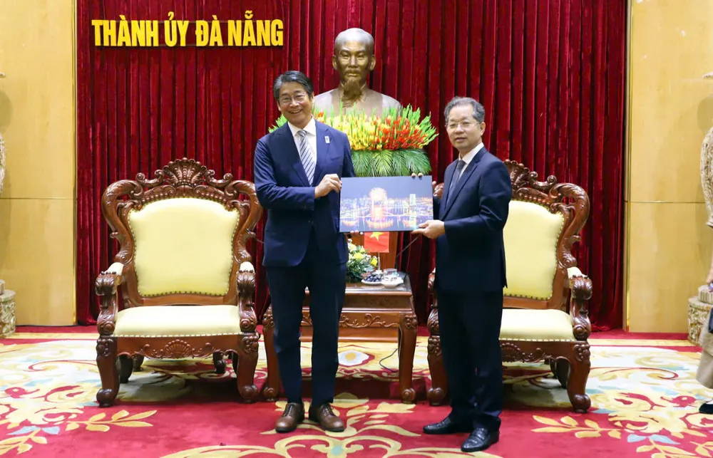 Bí thư Thành ủy Đà Nẵng Nguyễn Văn Quảng tặng quà lưu niệm Đại sứ đặc mệnh toàn quyền Nhật Bản tại Việt Nam Ito Naoki z6772093172562_a42f460e32a9b476a7359630467fd85a.jpg