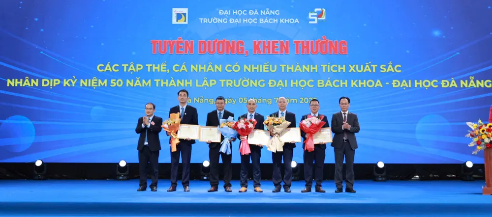 Các tập thể và cá nhân xuất sắc vinh dự nhận Bằng khen của Bộ trưởng Bộ GD-ĐT. Ảnh: XUÂN QUỲNH z6773815708001_116160adc290df876daccf5761a97c49.jpg