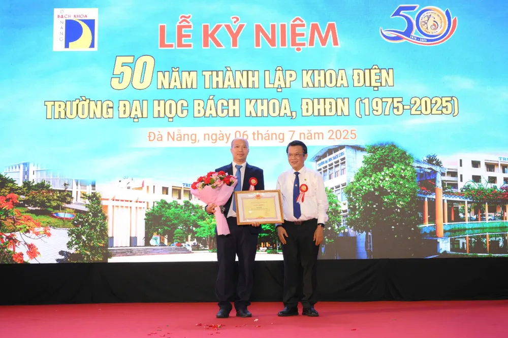 Đại diện Khoa Điện nhận giấy khen của Tập đoàn Điện lực Việt Nam. Ảnh: XUÂN QUỲNH z6776841064040_5c4b9a51659a71e1968d347e5a37c114.jpg