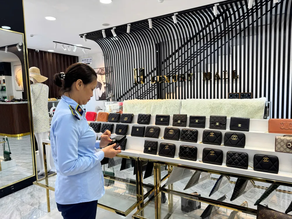 Lực lượng quản lý thị trường kiểm tra hàng hóa tại một cửa hàng trên địa bàn TP Đà Nẵng z6780808911218_16821d769a2e77eb0b03d3acae8a5683.jpg