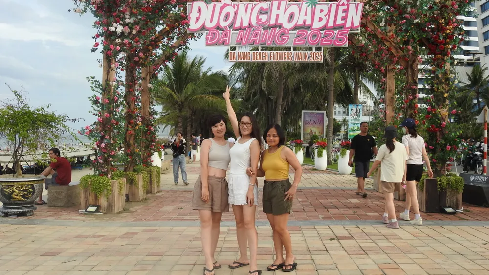 ភ្ញៀវទេសចររង់ចាំមើលព្រះអាទិត្យលិច។ រូបភាព៖ TAM NHU 19.Du khách chờ trời tắt nắng để chụp ảnh check in tại các khu vực check in nổi tiếng - Ảnh_ TÂM NHƯ.jpg