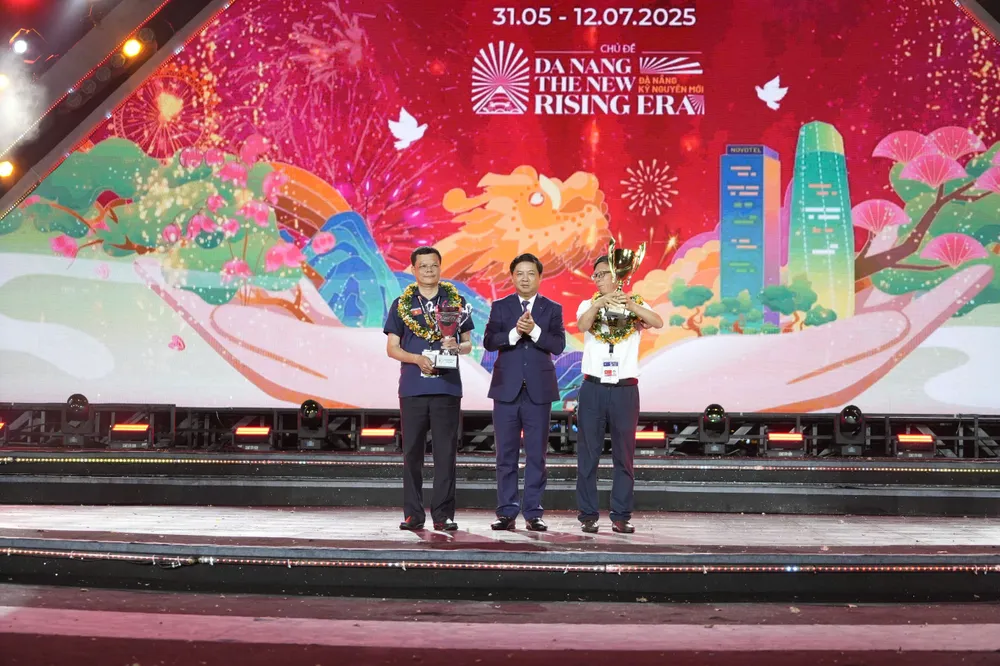 Ông Lương Nguyễn Minh Triết, Chủ tịch UBND TP Đà Nẵng trao giải quán quân cho đội Jiangxi Yangfeng và giải á quân cho đội Z121 Vina Pyrotech anh.jpg