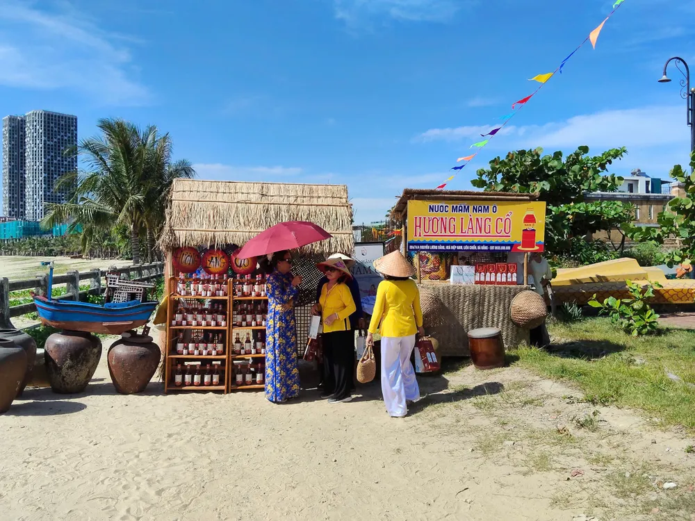Những chum mắm, sạp nước mắm nhỏ góp phần làm sống dậy hình ảnh một làng biển trăm năm mưu sinh từ biển và từ vị mắm nồng đậm quê hương z6816022081389_307f73178eb1202ef1b5e323dd74da74.jpg