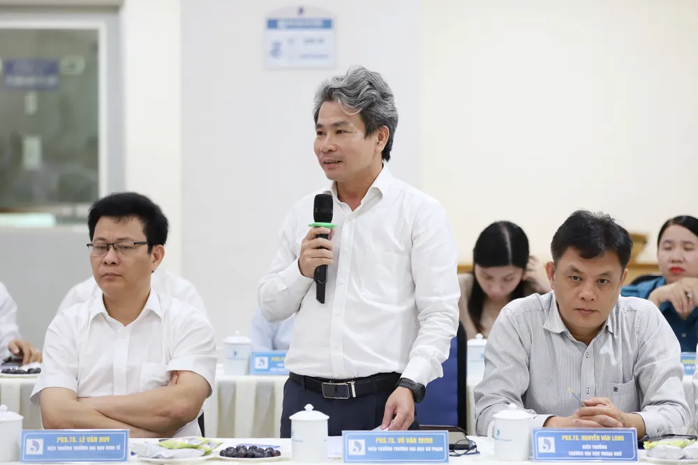 PGS.TS Võ Văn Minh, Hiệu trưởng Trường Đại học Sư Phạm (Đại học Đà Nẵng) góp ý. Ảnh: XUÂN QUỲNH IMG_3087.JPG