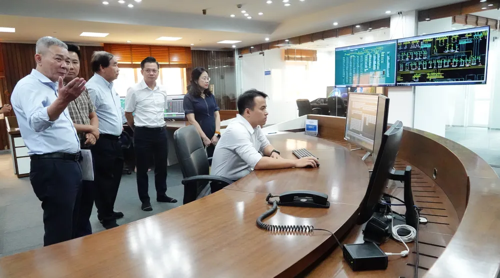 Sau tập huấn, phóng viên, biên tập viên đi thăm Trung tâm Điều độ hệ thống điện miền Trung. Ảnh: XUÂN QUỲNH