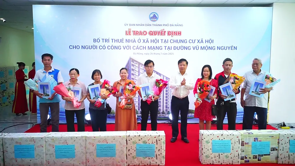 Chủ tịch UBND TP Đà Nẵng Lương Nguyễn Minh Triết trao quyết định bố trí thuê nhà ở xã hội cho các trường hợp được phê duyệt