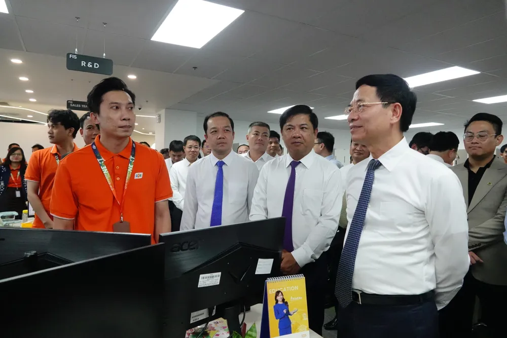 Đoàn tham quan Văn phòng làm việc của Công ty Cổ phần FPT. Ảnh: XUÂN QUỲNH DSC02881.JPG