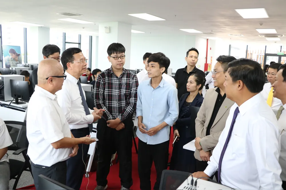 Đoàn thăm lớp đào tạo thiết kế vi mạch VLSI – Physical Design. Ảnh: XUÂN QUỲNH z6848342249689_c378c4164612df194633887d94cec808.jpg