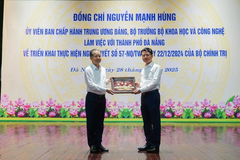 Lãnh đạo TP Đà Nẵng tặng quà lưu niệm cho đoàn công tác. Ảnh: XUÂN QUỲNH z6849942460553_c10355a0781c3095198751d66220e714.jpg