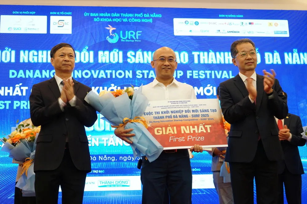 Trao giải Nhất cuộc thi Khởi nghiệp đổi mới sáng tạo TP Đà Nẵng 2025. Ảnh: XUÂN QUỲNH z6855553797081_0110266d1181f64d0b8f76590fb59963.jpg