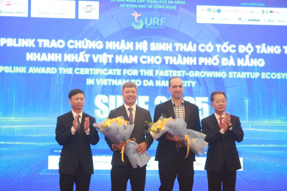 StartupBlink trao giấy chứng nhận hệ sinh thái cho TP Đà Nẵng. Ảnh: XUÂN QUỲNH z6855554827052_5fdcf68be8b3fe76e00d0903fb5c51ee.jpg
