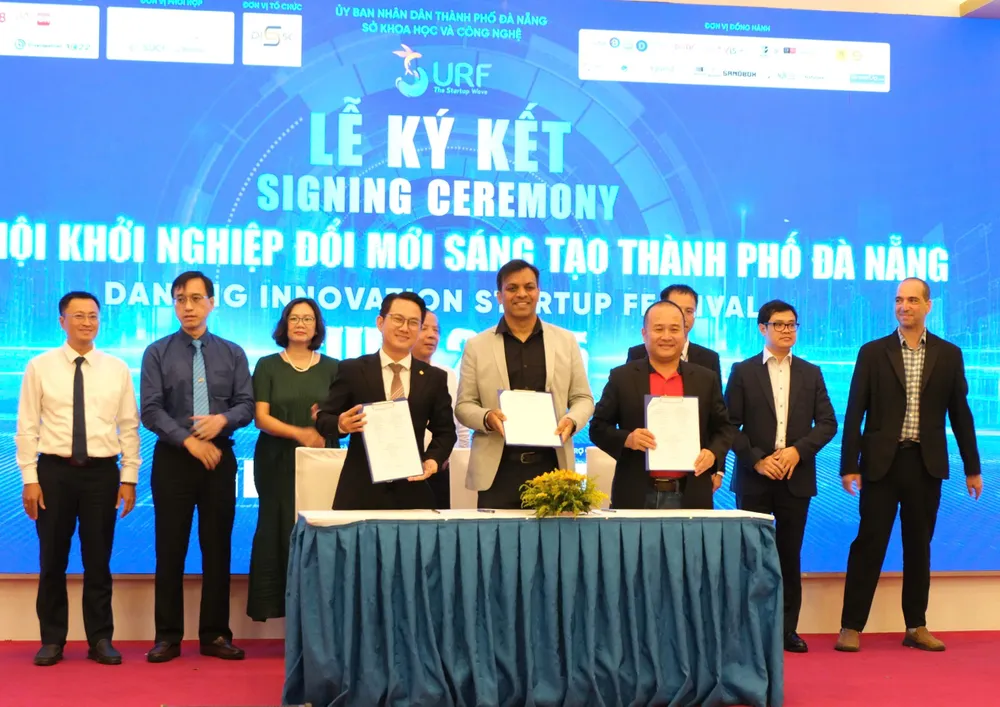 Ký kết Biên bản hợp tác và công bố hợp tác đầu tư khởi nghiệp đổi mới sáng tạo. Ảnh: XUÂN QUỲNH z6856879476247_8cd674a5efbe2f6318acb5a9c36a4fa1.jpg