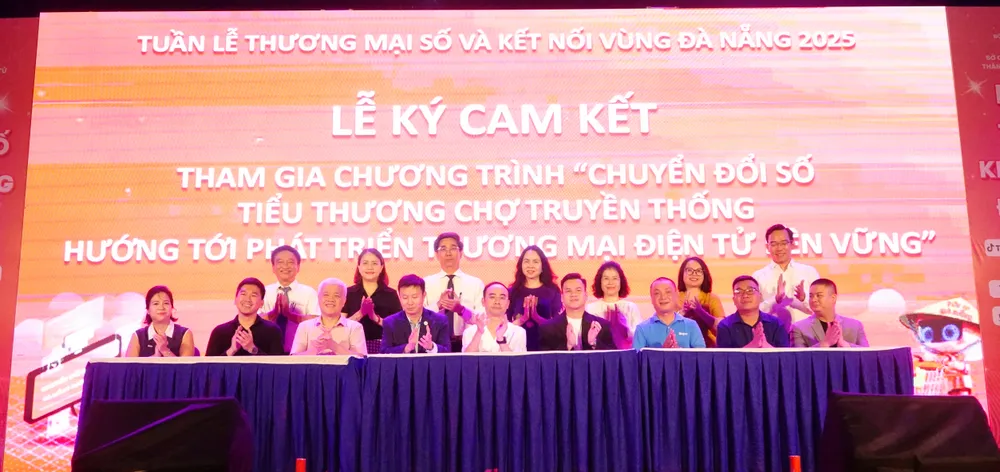 Các bên ký cam kết tham gia Chương trình “Chuyển đổi số tiểu thương chợ truyền thống hướng tới phát triển thương mại điện tử bền vững”. Ảnh: XUÂN QUỲNH DSC03249.JPG