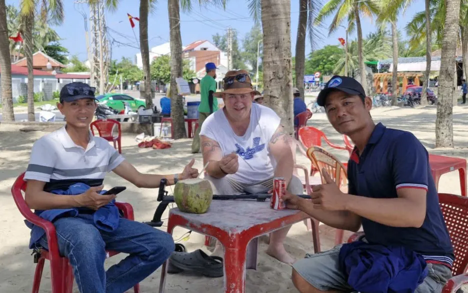 Anh Phan Thanh Trinh, Tổ trưởng Tổ công tác số 2 và anh Phạm Nhữ Đông, nhân viên Tổ công tác số 2 cùng thuộc Đội Quản lý trật tự du lịch biển cùng du khách người Australia z6872642931114_71fde772e0d252b92e575496543c71f1.jpg