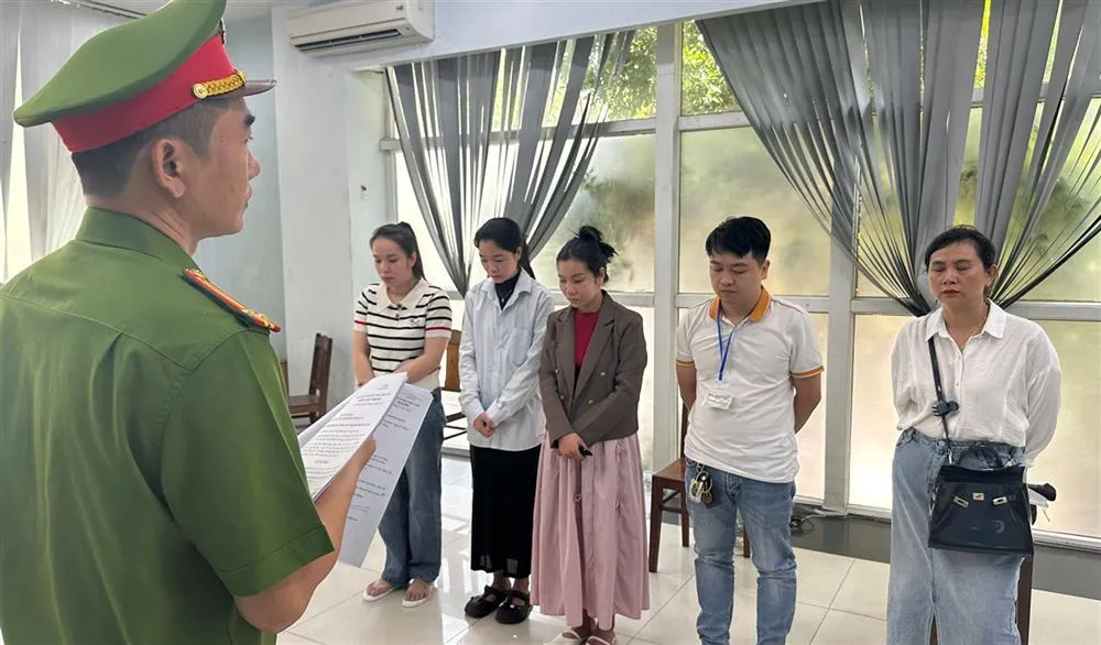 Cơ quan điều tra tống đạt các quyết định