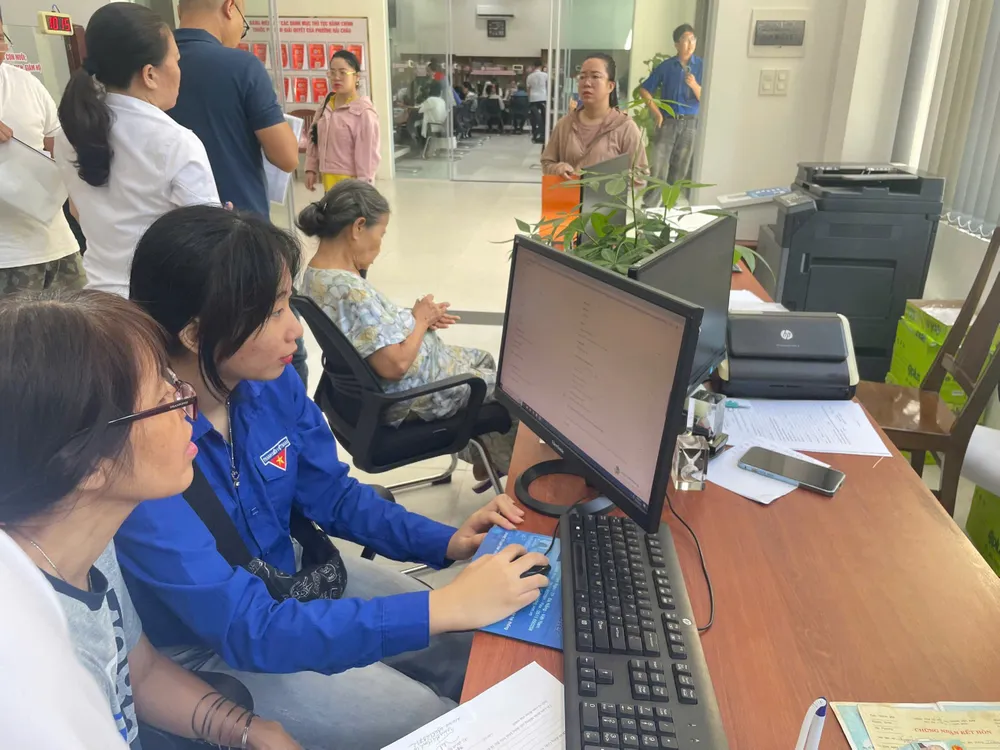 Người dân làm thủ tục hành chính tại phường Hải Châu (TP Đà Nẵng) z6832807115719_eb79faa9af722fb53cde0660e233597a.jpg