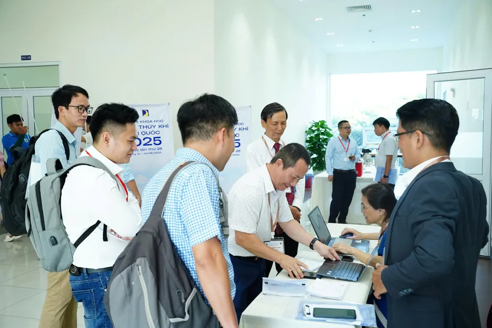 Hơn 100 đại biểu tham dự Hội nghị Khoa học Cơ học Thủy khí toàn quốc lần thứ 28 (VCFM28). Ảnh: XUÂN QUỲNH z6905238102717_b2af80aaf512142610e8eaa265cc7c09.jpg