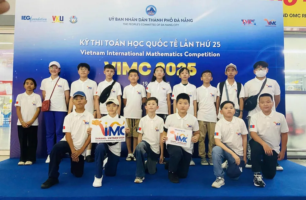 Đoàn Mông Cổ đến sân bay Đà Nẵng z6905291391300_bd0fa52271b9f1739dafd861e2503696.jpg