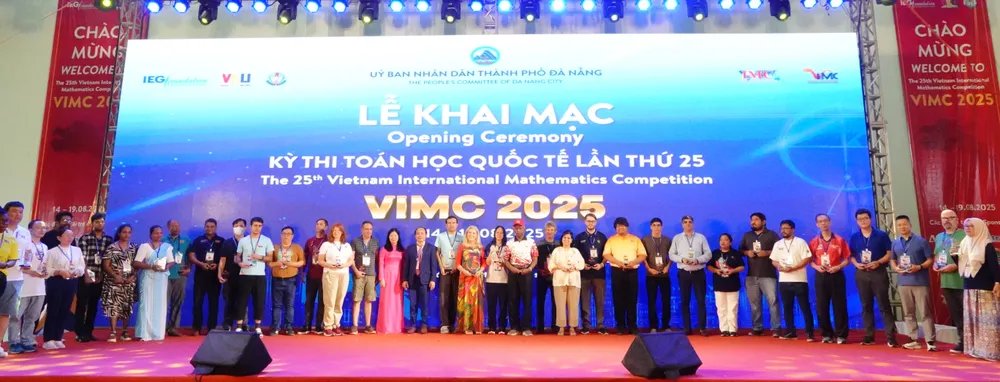 Trao kỷ niệm chương cho các đoàn tham dự kỳ thi. Ảnh: XUÂN QUỲNH DSC03600.JPG