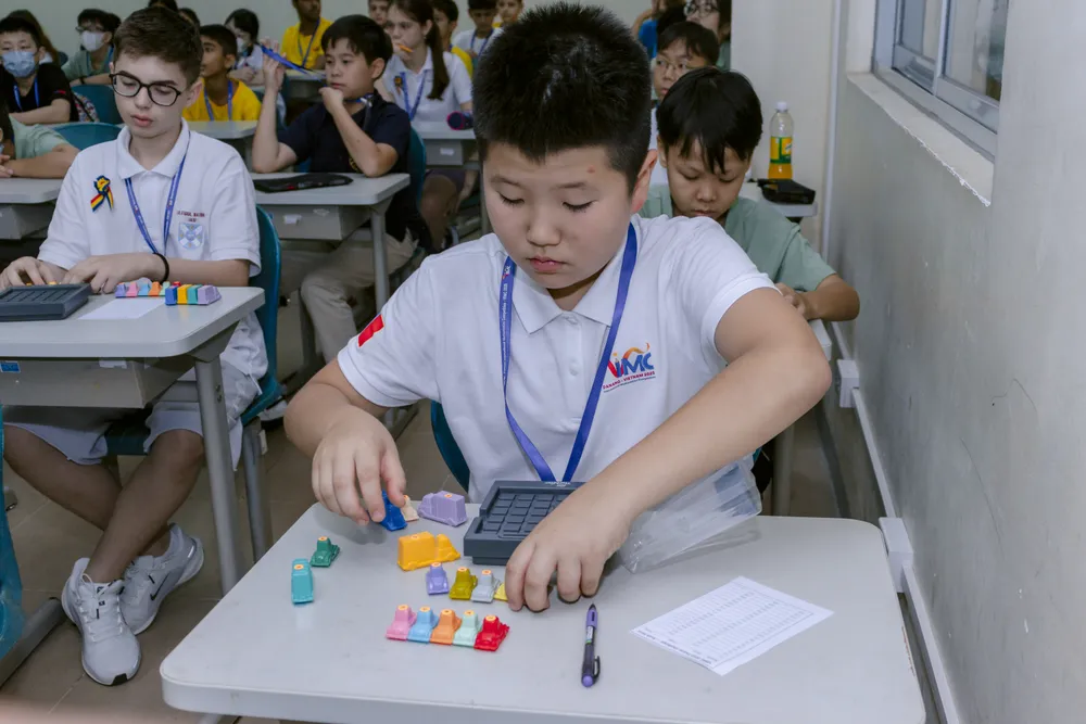 Các thí sinh đã tham gia thử thách “Puzzle Challenge”. Ảnh: XUÂN QUỲNH IMG -0394.jpg