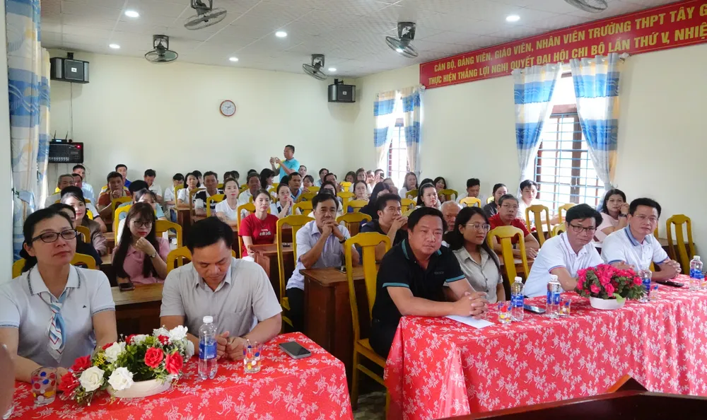 Các thầy cô dự chương trình ‘Ngày yêu thương’, tiếp sức cho học sinh trước thềm năm học mới tại THPT Tây Giang. Ảnh: XUÂN QUỲNH DSC03614.JPG