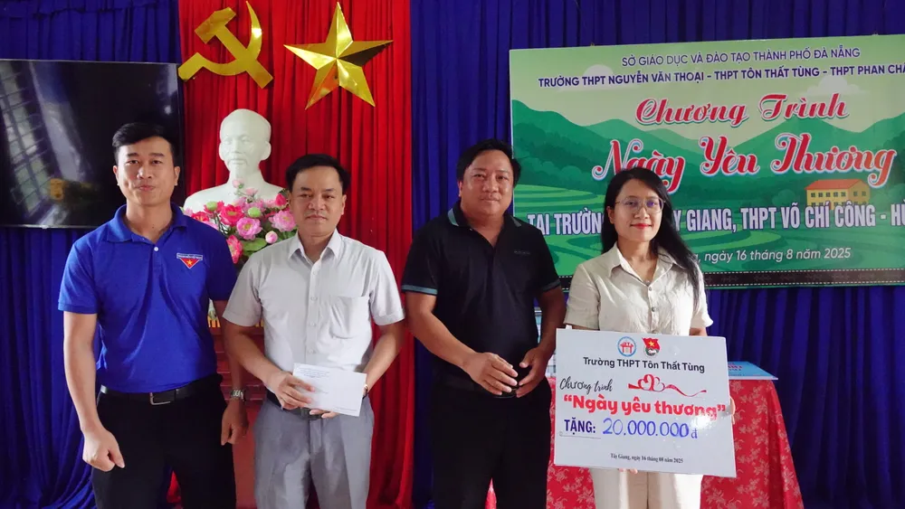Đại diện Trường THPT Tôn Thất Tùng trao 20 triệu đồng hỗ trợ học sinh vùng cao trong chương trình "Ngày yêu thương". Ảnh: XUÂN QUỲNH DSC03620.JPG