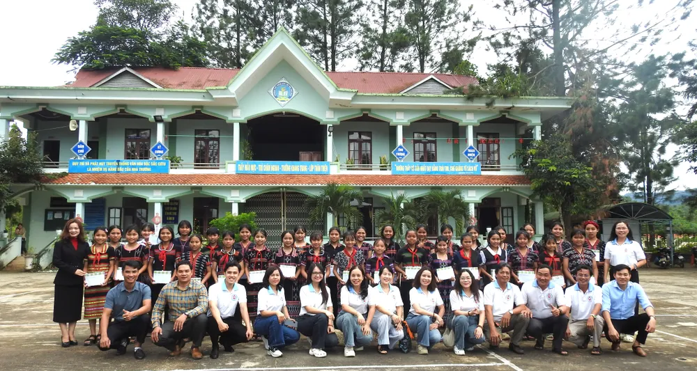 Niềm vui hiện rõ trên khuôn mặt của các em học sinh cùng quý thầy cô giáo. Ảnh: NHẬT LINH DSCN2806.JPG