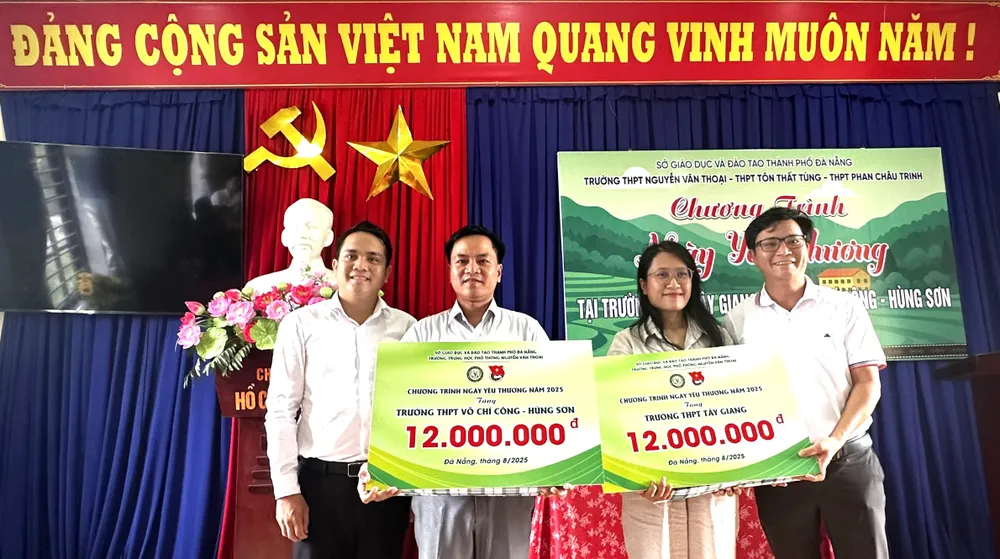 Đại diện trường THPT Nguyễn Văn Thoại trao 24 triệu đồng đến trường THPT Tây Giang và THPT Võ Chí Công. Ảnh: XUÂN QUỲNH z6915669896049_e89da516ba15983c7e9a3547b728ede4.jpg