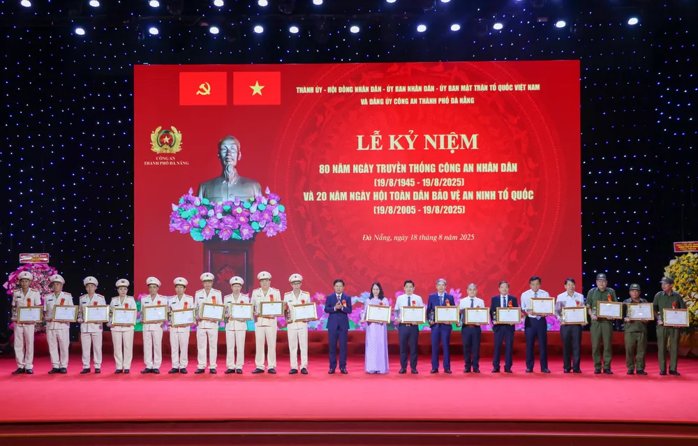 Ông Lương Nguyễn Minh Triết, Chủ tịch UBND TP Đà Nẵng khen thưởng các điển hình tiên tiến. Ảnh: XUÂN QUỲNH 18-8 CONG AN4.jpg