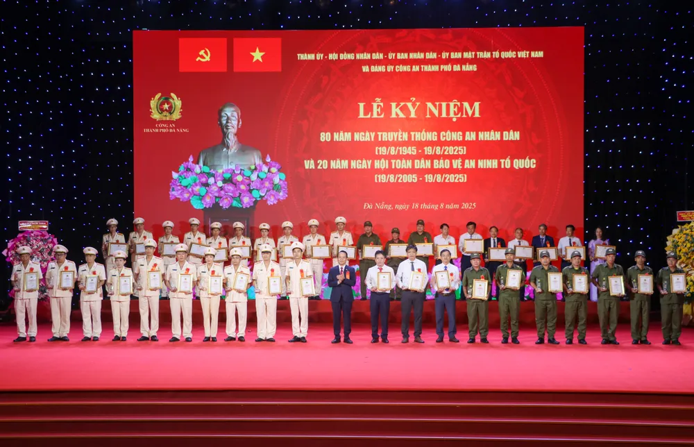 Ông Nguyễn Đình Vĩnh, Phó Bí thư thường trực Thành ủy Đà Nẵng khen thưởng các điển hình tiên tiến. Ảnh: XUÂN QUỲNH 18-8 CONG AN5.jpg