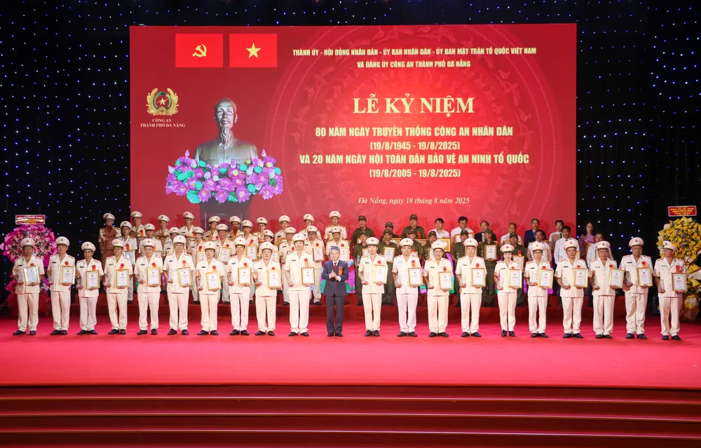 Ông Nguyễn Đức Dũng, Chủ tịch HĐND TP Đà Nẵng khen thưởng các điển hình tiên tiến. Ảnh: XUÂN QUỲNH 18-8 CONG AN6.jpg
