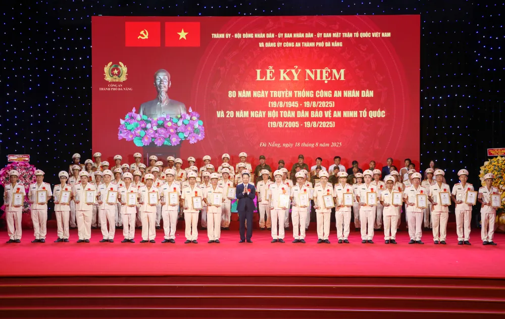 Ông Ngô Xuân Thắng, Phó Bí thư Thành ủy Đà Nẵng khen thưởng các điển hình tiên tiến. Ảnh: XUÂN QUỲNH 18-8 CONG AN7.jpg