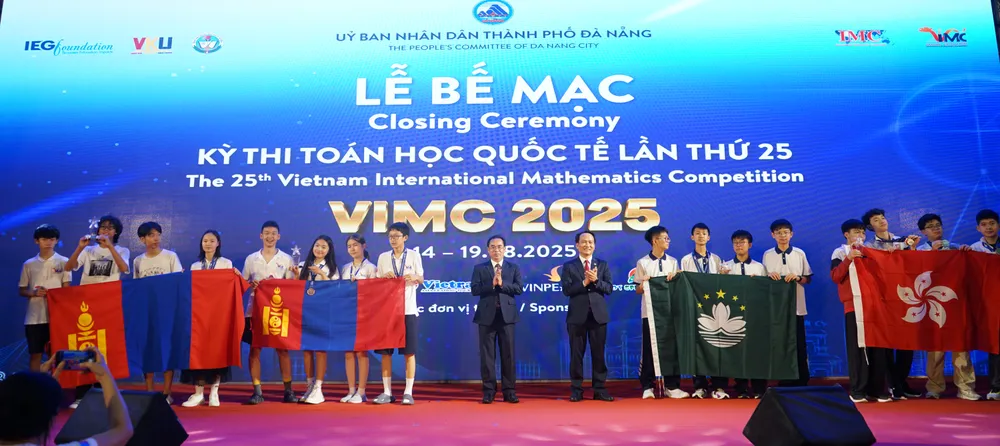 Phó Bí thư Thường trực Thành ủy Đà Nẵng Nguyễn Đình Vĩnh và Phó Chủ tịch UBND TP Đà Nẵng Trần Anh Tuấn trao giải cho các đội thi xuất sắc. Ảnh: XUÂN QUỲNH DSC04527.JPG