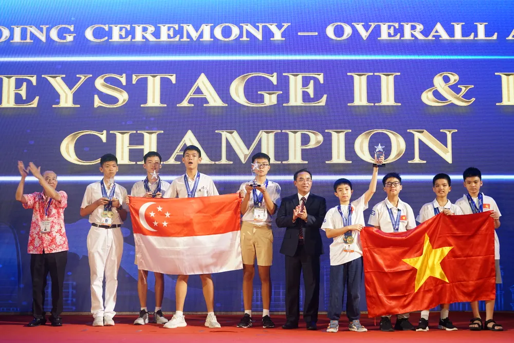 Ban tổ chức trao giải vô địch toàn đoàn cho đoàn Việt Nam và Singapore. Ảnh: XUÂN QUỲNH DSC04580.JPG