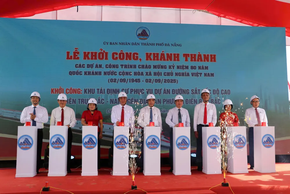Lãnh đạo địa phương ấn nút khởi động dự án Khu tái định cư phục vụ Dự án đường sắt trên trục Bắc – Nam. Ảnh: NGUYỄN CƯỜNG 1000020792.jpg