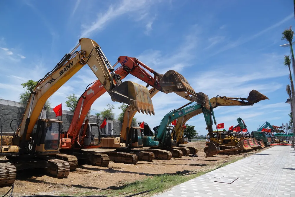 Các thiết bị máy lu, máy xúc đã sẵn sàng thi công công trình. Ảnh: XUÂN QUỲNH 1000022440.jpg