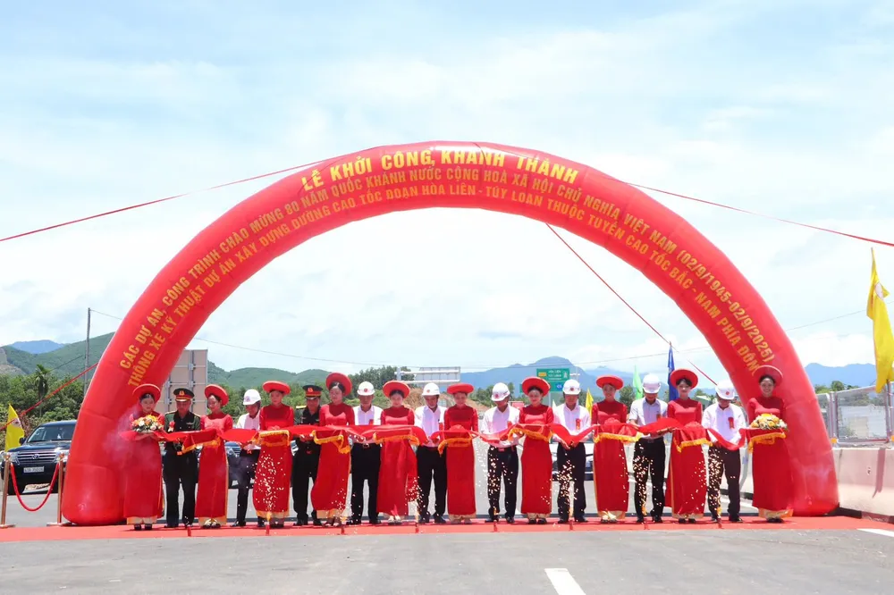 Các đại biểu thực hiện nghi thức. Ảnh: PHẠM NGA 1000022441.jpg