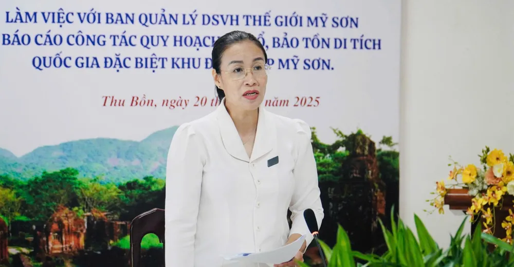 Frau Nguyen Thi Anh Thi, stellvertretende Vorsitzende des Volkskomitees der Stadt Da Nang, arbeitete mit den entsprechenden Einheiten zusammen. ANH 5.jpg